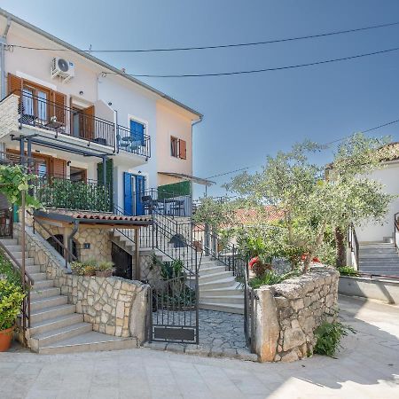 Apartmen Plus U Centru Blizu Plaze Njivice Bagian luar foto