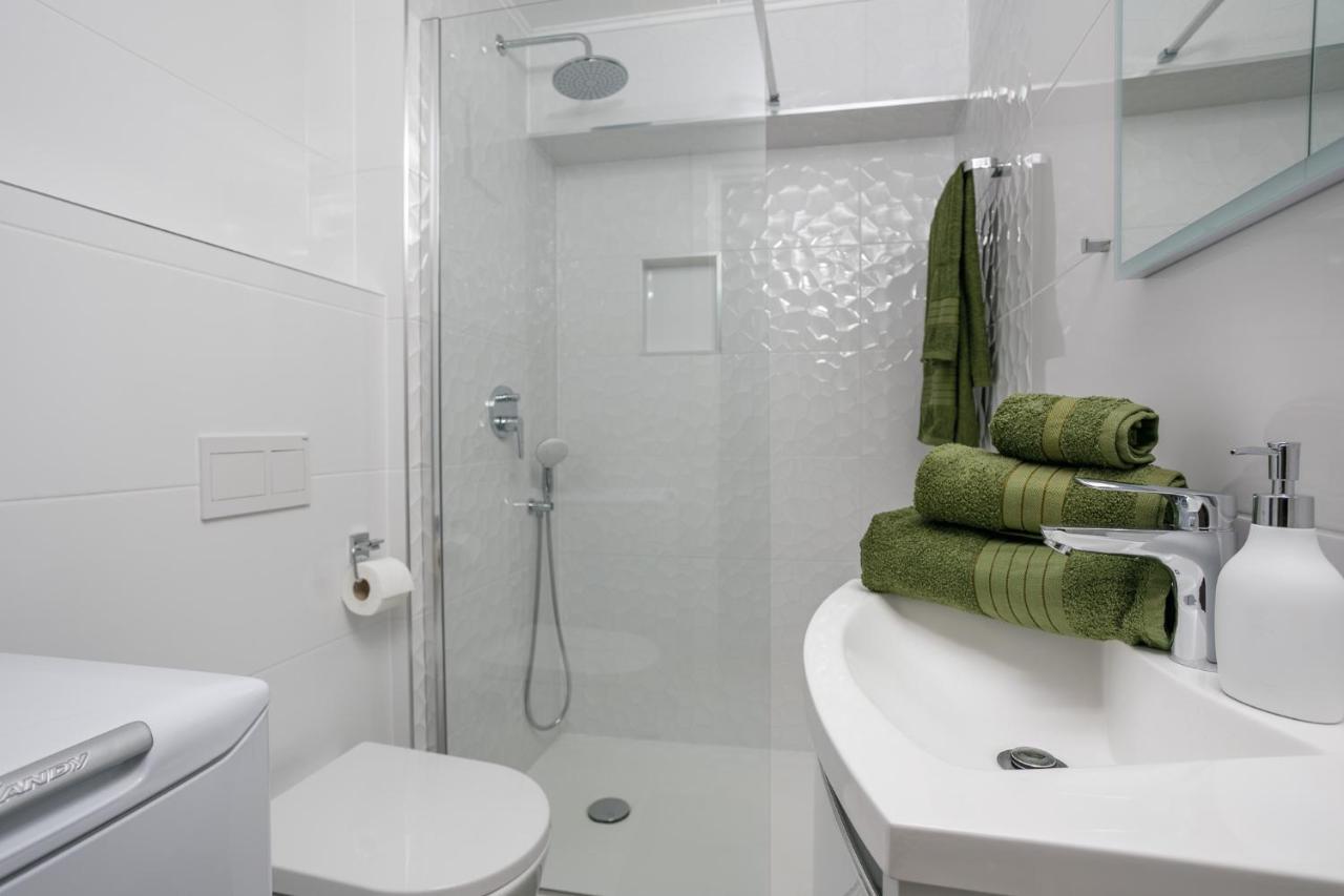 Apartmen Plus U Centru Blizu Plaze Njivice Bagian luar foto