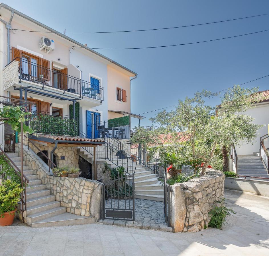 Apartmen Plus U Centru Blizu Plaze Njivice Bagian luar foto