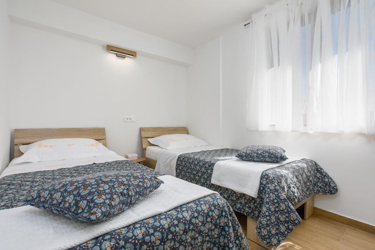 Apartmen Plus U Centru Blizu Plaze Njivice Bagian luar foto