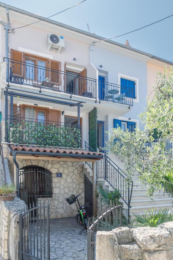 Apartmen Plus U Centru Blizu Plaze Njivice Bagian luar foto