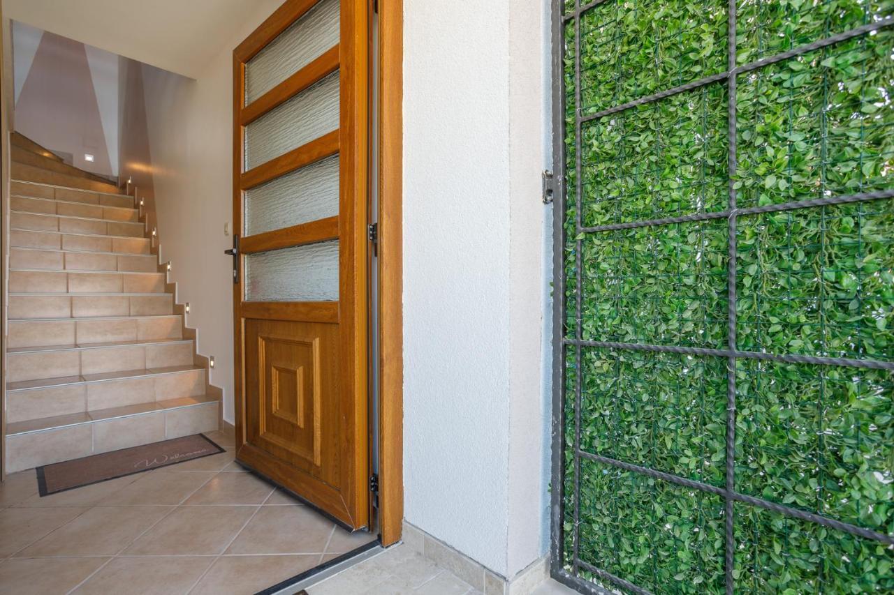 Apartmen Plus U Centru Blizu Plaze Njivice Bagian luar foto