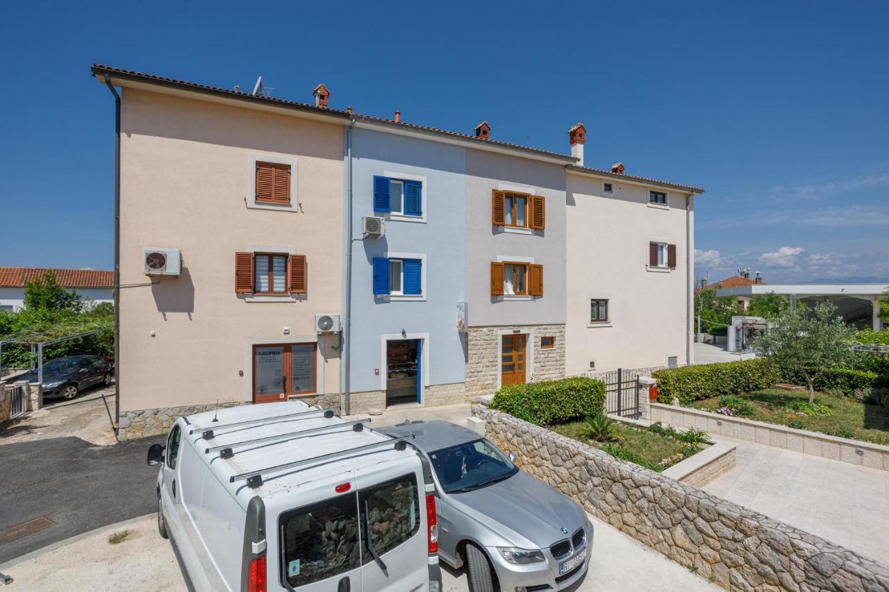 Apartmen Plus U Centru Blizu Plaze Njivice Bagian luar foto