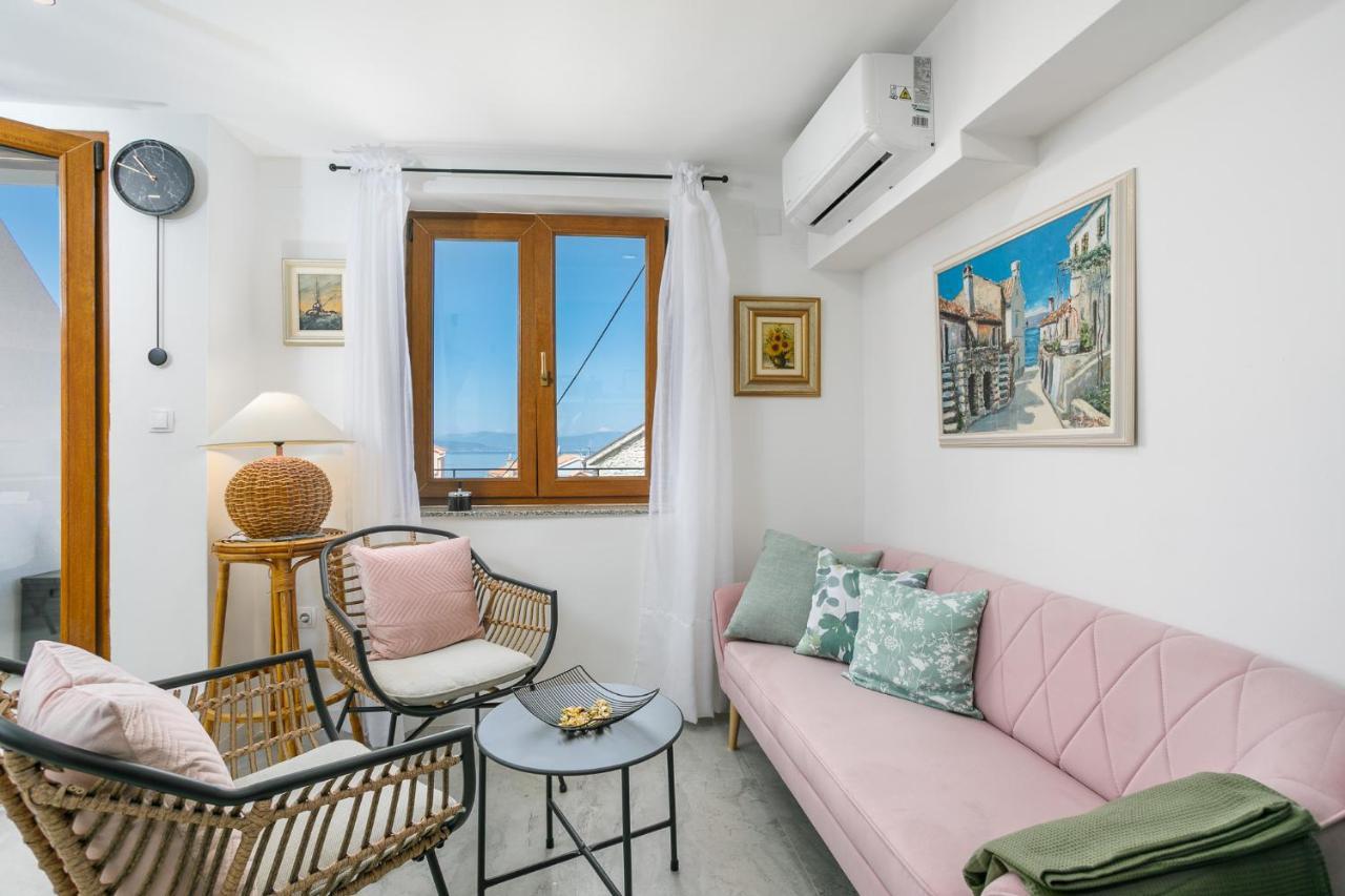 Apartmen Plus U Centru Blizu Plaze Njivice Bagian luar foto