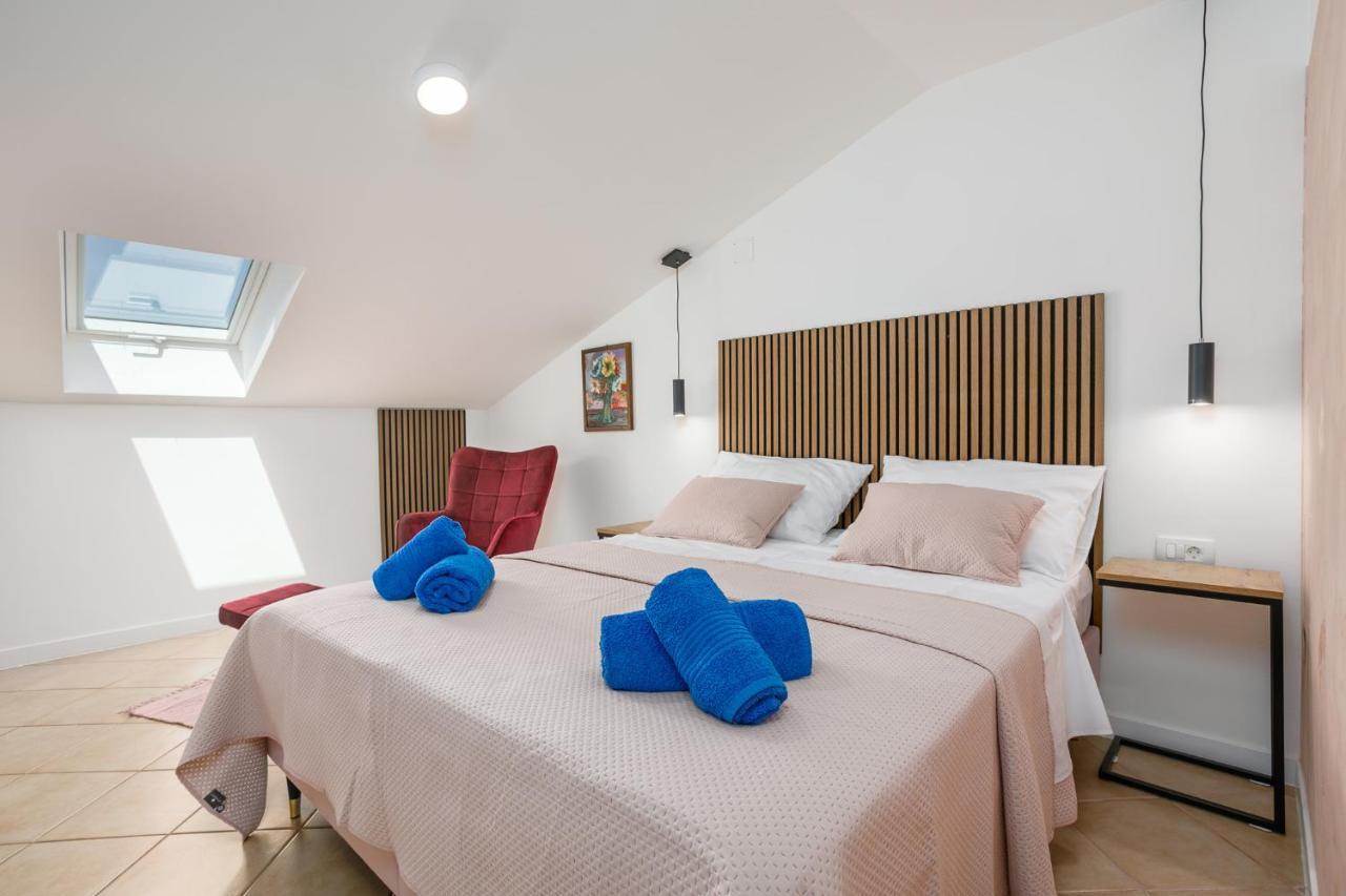 Apartmen Plus U Centru Blizu Plaze Njivice Bagian luar foto