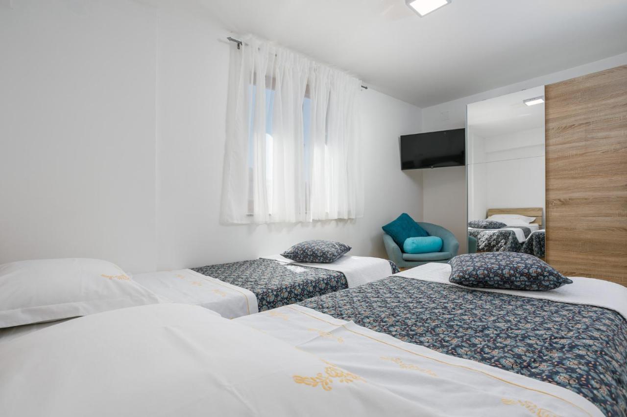 Apartmen Plus U Centru Blizu Plaze Njivice Bagian luar foto
